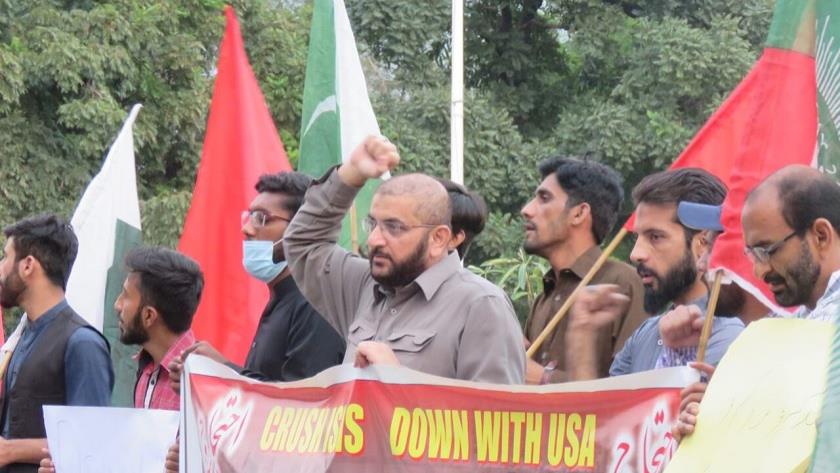 Iranpress: Pakistani protesters condemn ISIS atrocities in Afghanistan