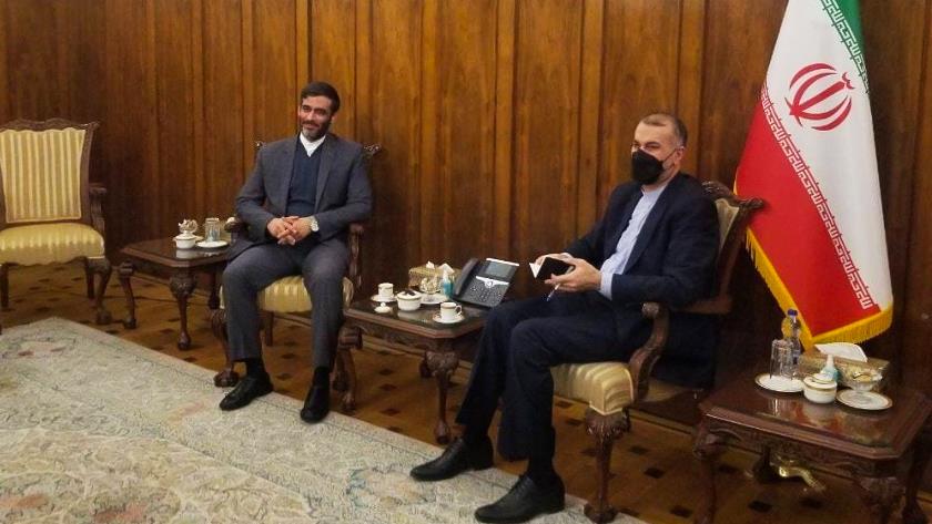 Iranpress: FM: Expanding economic ties ; a priority for Iran