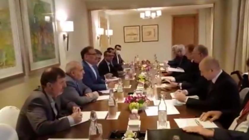 Iranpress: Shamkhani suggests Iran-Russia cooperation to counter US sanctions