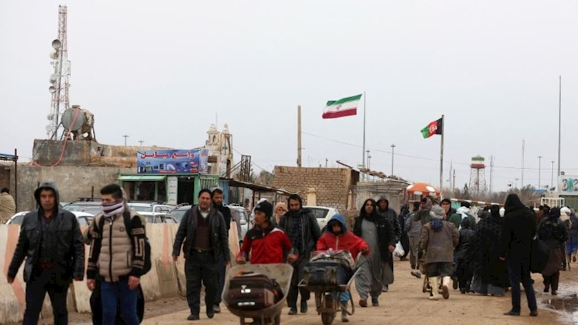 Iranpress: Thousands of Afghan refugees entering Iran every day