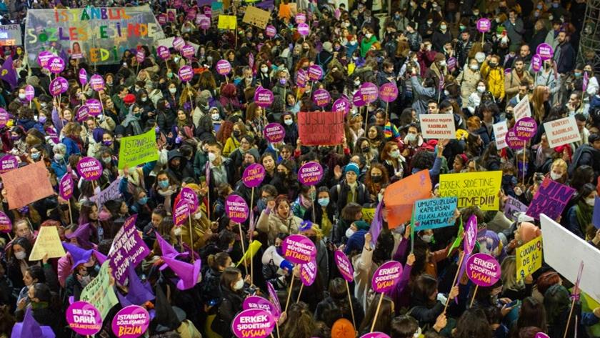 Iranpress: Turkish police fire tear gas at women protesters 