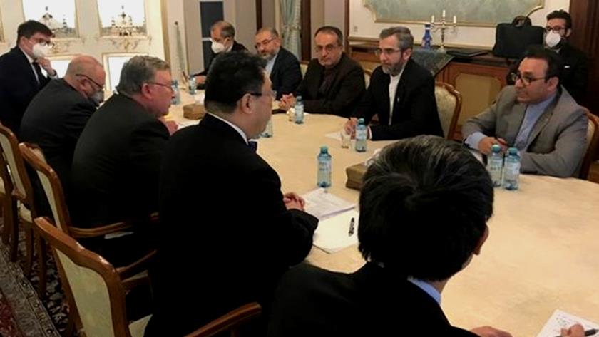 Iranpress: Iranian, Russian and Chinese delegations hold consultations in Vienna