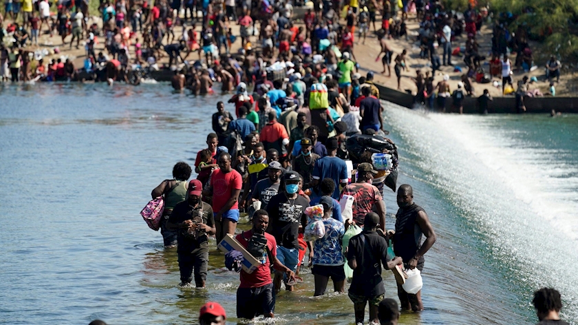 Iranpress: UN official criticizes migrant deportations from southern US border