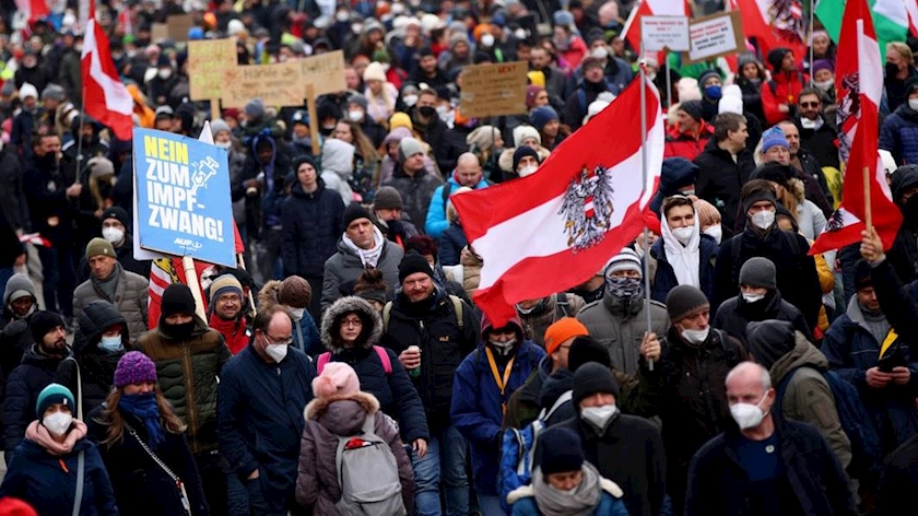 Iranpress: Thousands march against COVID restrictions in northwest Europe