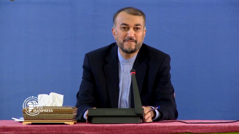 Iranpress: Iran FM urges expansion of ties with neighboring countries
