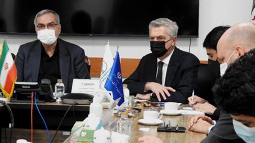 Iranpress: No medical discrimination practiced against refugees: Health min.
