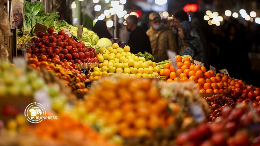 Iranpress: People in Qazvin to celebrate Yalda occasion 