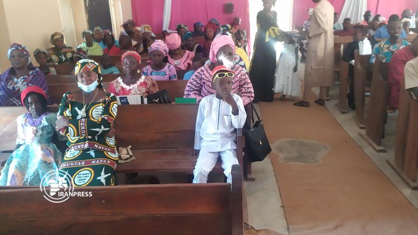 Iranpress: Muslims celebrate Christmas with Christians in Nigeria
