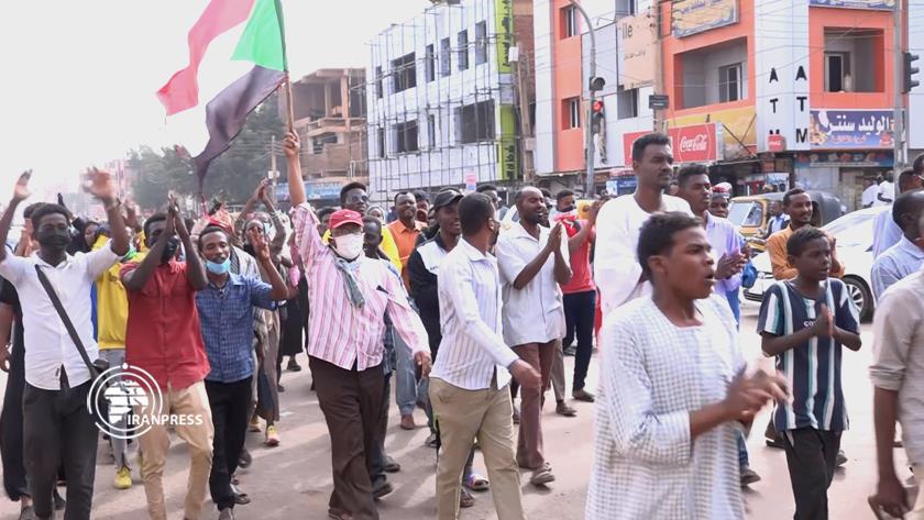 Iranpress: Dozens of Sudanese protesters injured in Khartoum