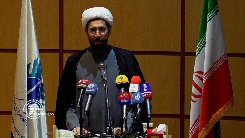 Iranpress: Martyr Soleimani represents pure school of Islam: Leader