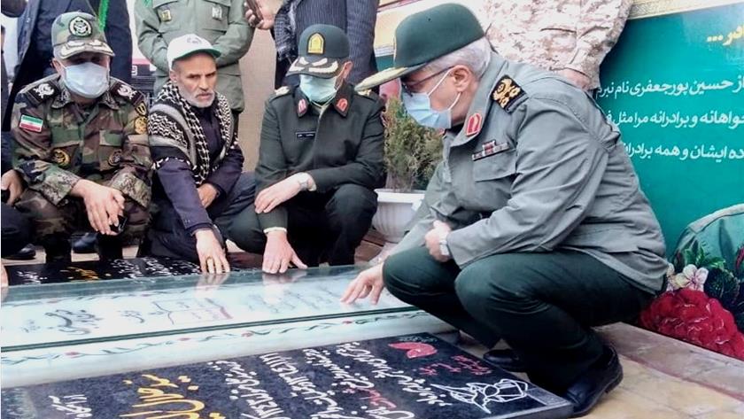 Iranpress: Americans are forced to flee from Martyr Soleimani