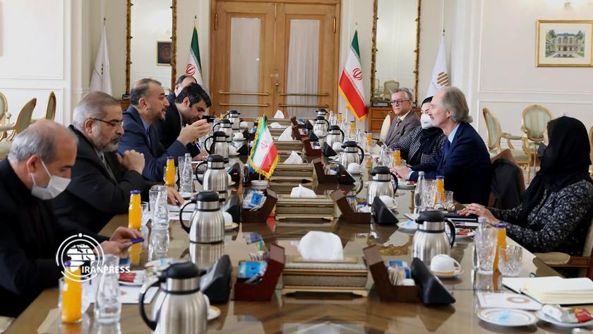 Iranpress: Refugees, sanctions, vital issues in Syria crisis