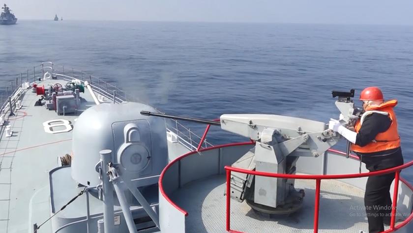 Iranpress: Units participating in joint naval exercise fire at targets