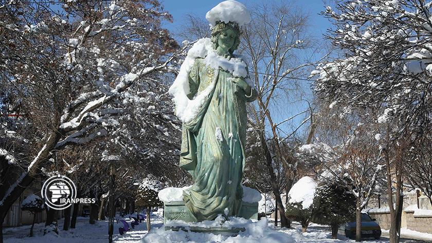 Iranpress: Snowfall blankets Sanandaj in western Iran