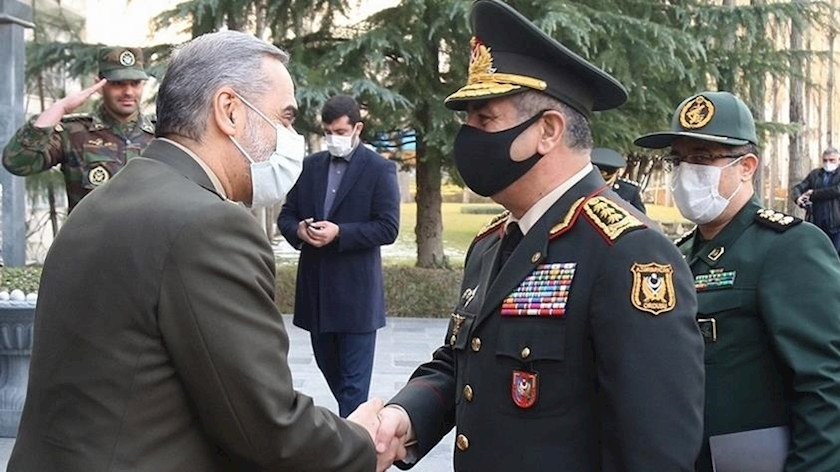Iranpress: Defense Ministers of Iran, Azerbaijan  urge developing defense, security cooperation