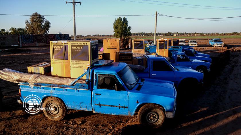 Iranpress: Flood-hit people in Iran