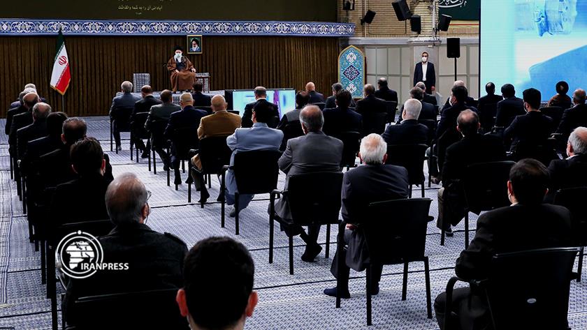 Iranpress: Leader receives manufacturers, economic officials 