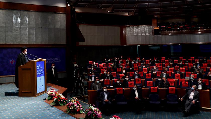 Iranpress: Iran kicks off 48 major industrial projects nationwide