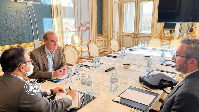 Iranpress: Iranian negotiating team begins talks in Vienna