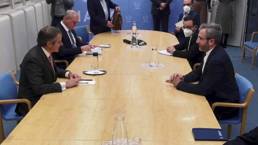 Iranpress: Iran’s top negotiator, IAEA chief discuss latest developments