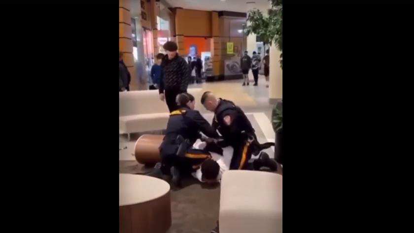 Iranpress: Racist reaction of US police to a clash in a store