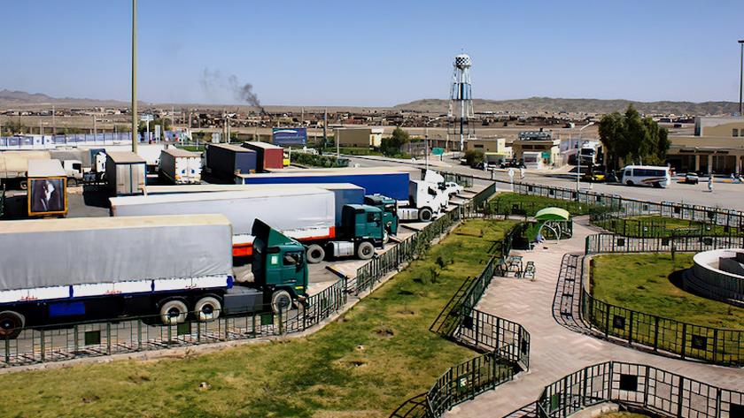 Iranpress: Iran to continue direct freight shipment to Pakistan after 2-year halt