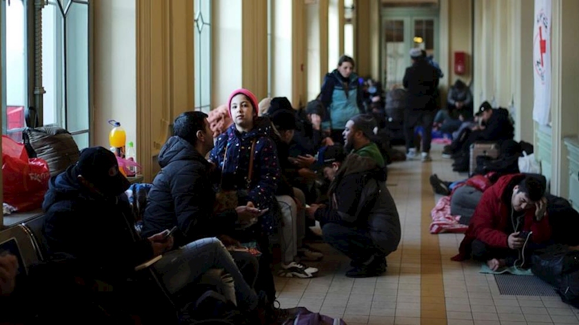 Iranpress: Extremists harass minority refugees arriving in Poland from Ukraine