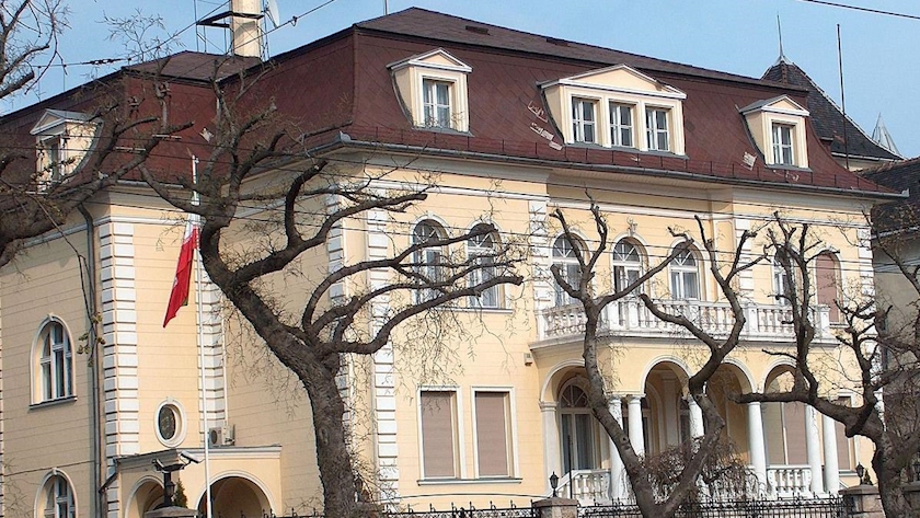 Iranpress: Iranian Embassy in Hungary voices readiness to send home Iranians