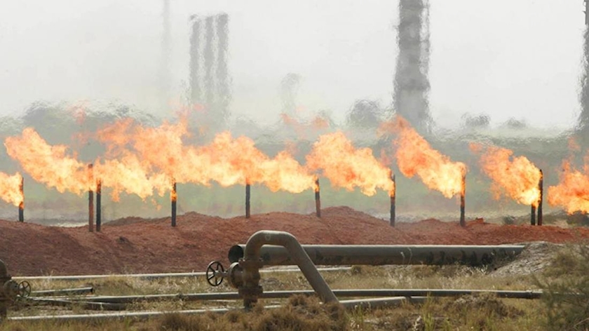 Iranpress: Iran, Iraq sign joint oil field development contract: Official