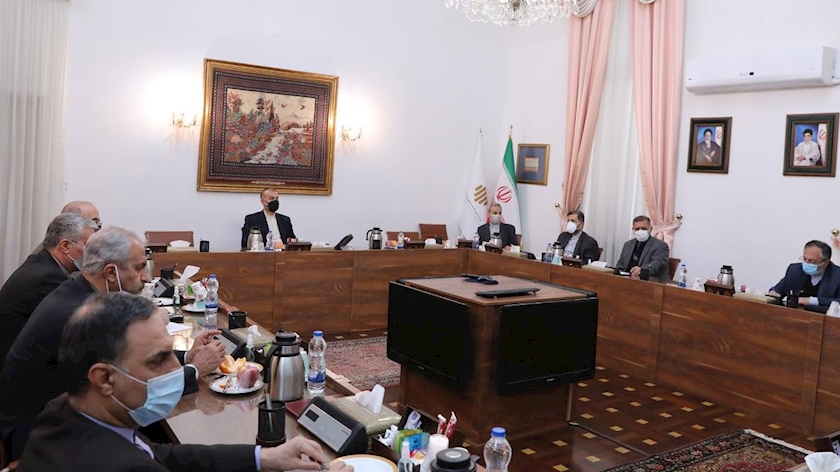 Iranpress: Iran to facilitate entry of Iranians leaving Ukraine
