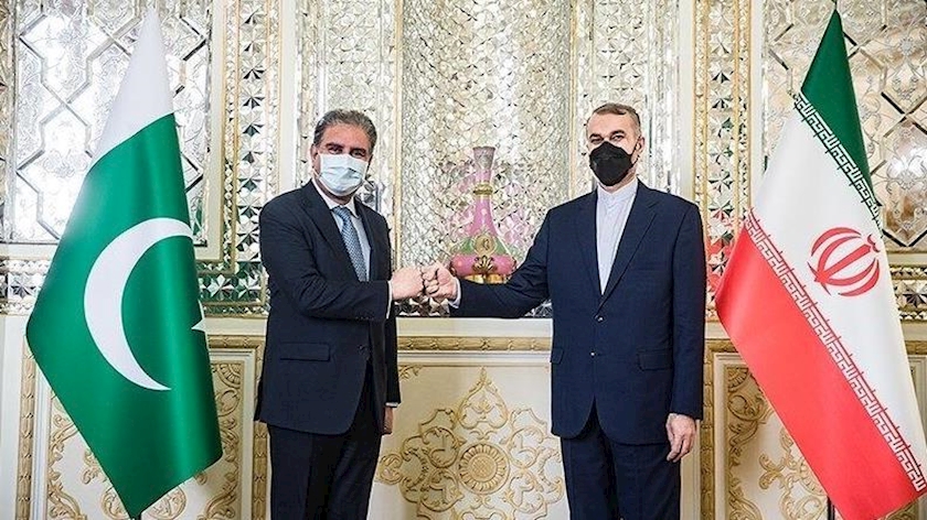 Iranpress: Pakistan, Iran FMs confer on expanding bilateral ties