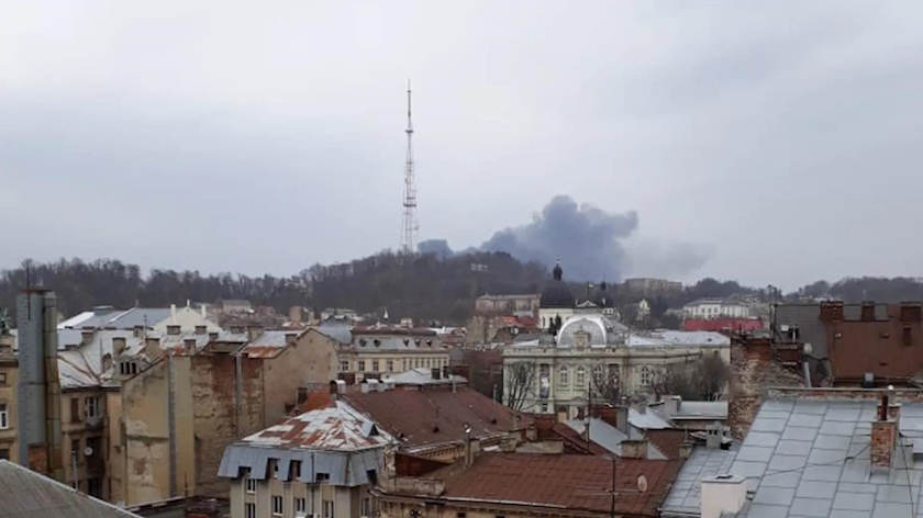 Iranpress: Multiple explosions rock Lviv in western Ukraine