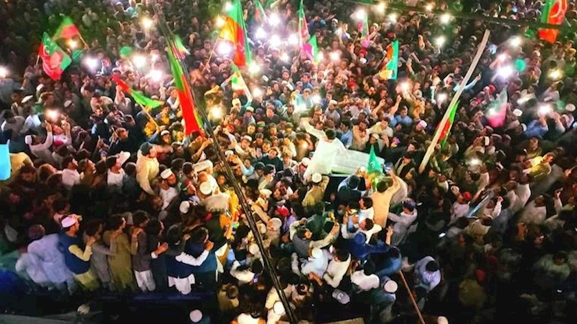 Iranpress: Imran Khan supporters stage protest across Pakistan against his ouster