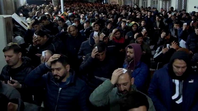 Iranpress: People in Muslim countries around the world attend first night of Qadr rituals