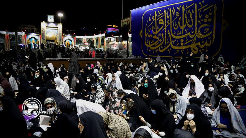 Iranpress: Iranians attend Tehran