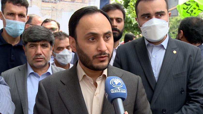 Iranpress: Iranians defend Palestinian youth