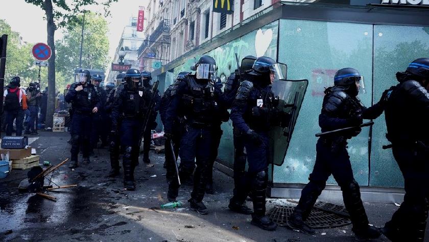 Iranpress: Violence erupts in Paris as thousands demonstrate against Macron 