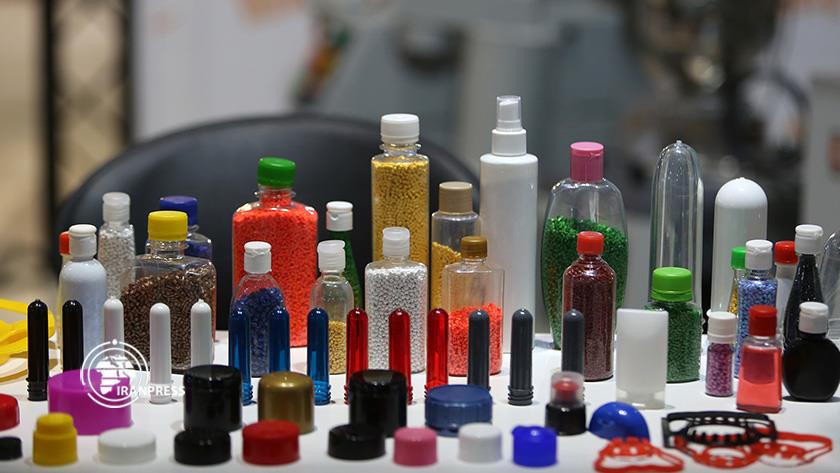 Iranpress: Isfahan Paint & Plastic Exhibition; demonstration of Iran