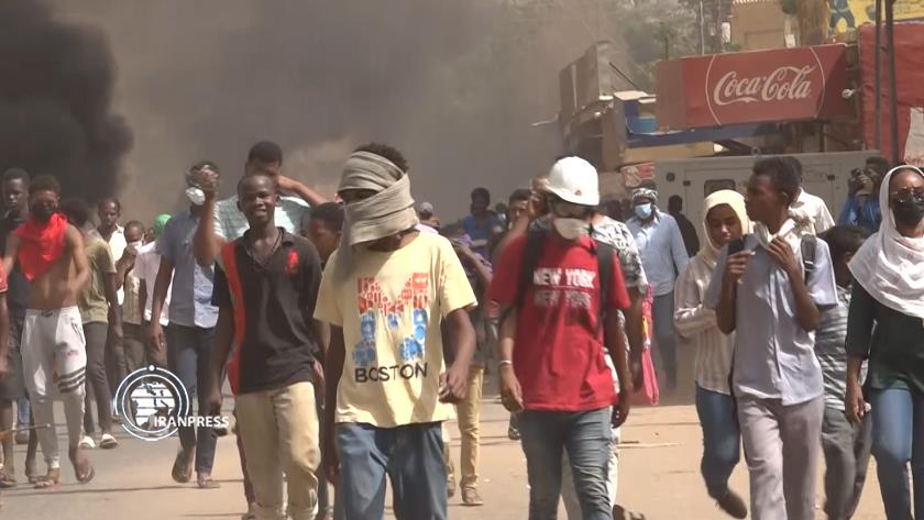 Iranpress: Sudanese people continue protests, calling for overthrow of government 