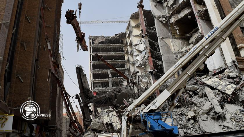 Iranpress: Debris removal from the collapsed building of Abadan 