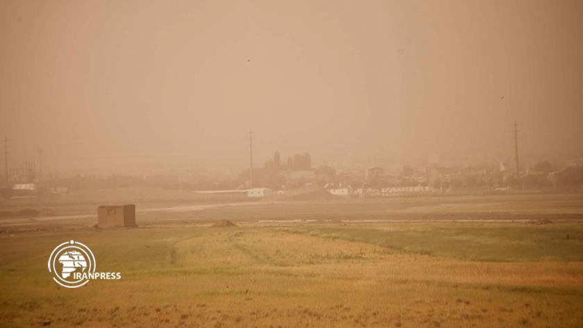 Iranpress: Western Iranian city of Kermanshah in haze