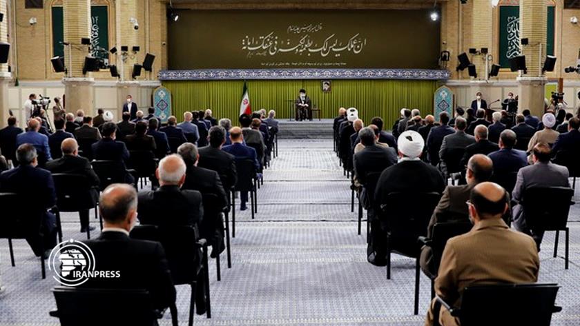 Iranpress: Leader: Issues can be solved with struggle, devotion