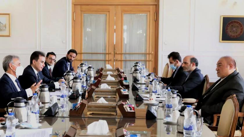 Iranpress: Iran, Italy diplomats meet, stress expansion of ties