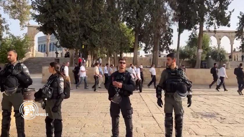 Iranpress: Israeli troops, settlers storm Al-Aqsa Mosque