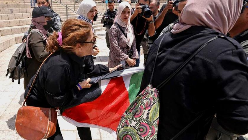 Iranpress: Israeli troops, settlers assault Palestinians in al-Quds during flag march