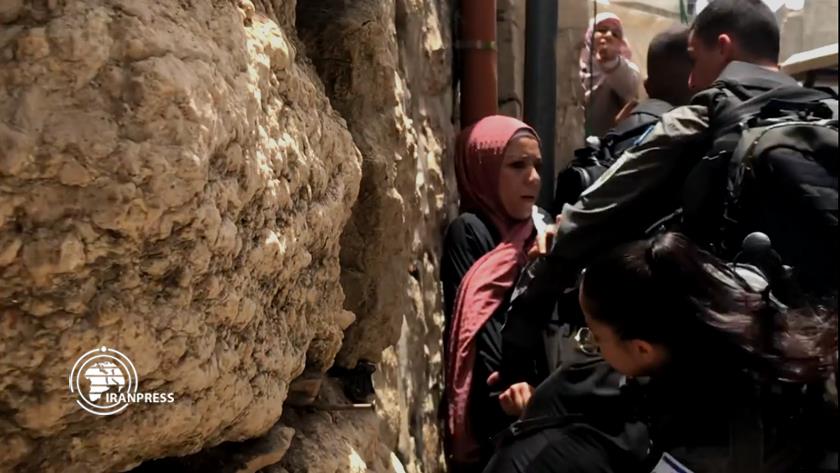 Iranpress: Zionist soldiers brutally clash with Palestinian youths, women