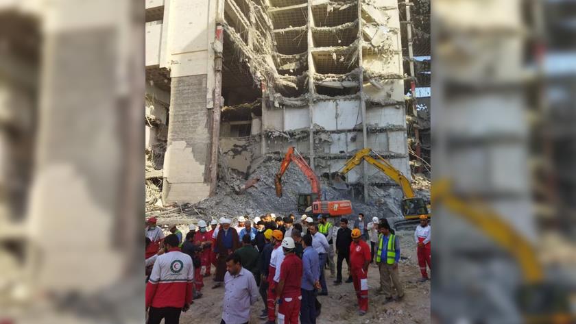 Iranpress: Raisi visits the scene of the Abadan Metropol accident