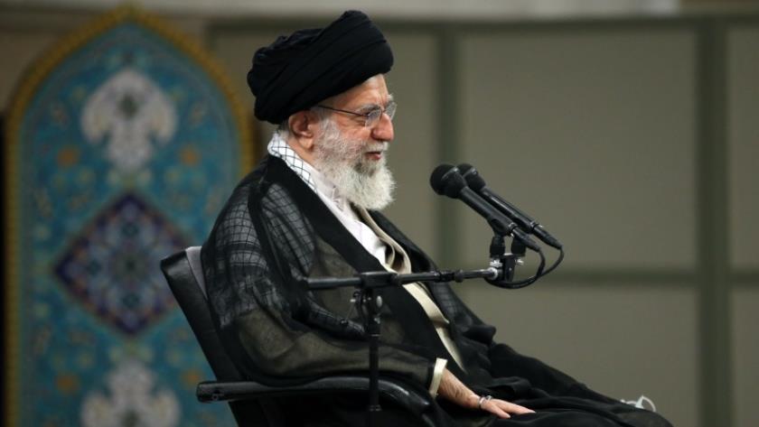 Iranpress: Leader receiving Iranian Hajj officials in picture