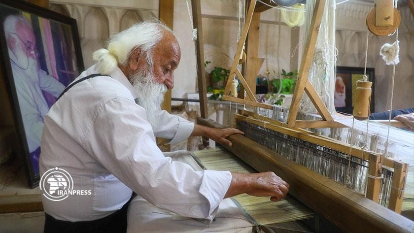 Iranpress: Zaribafi or gold lace work; prestigious art of Iran