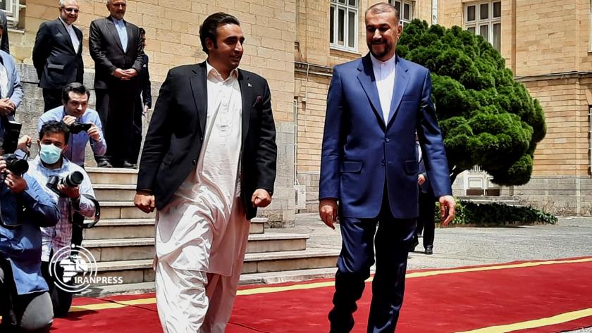 Iranpress: Pakistani FM Bilawal Bhutto Zardari arrives in Tehran